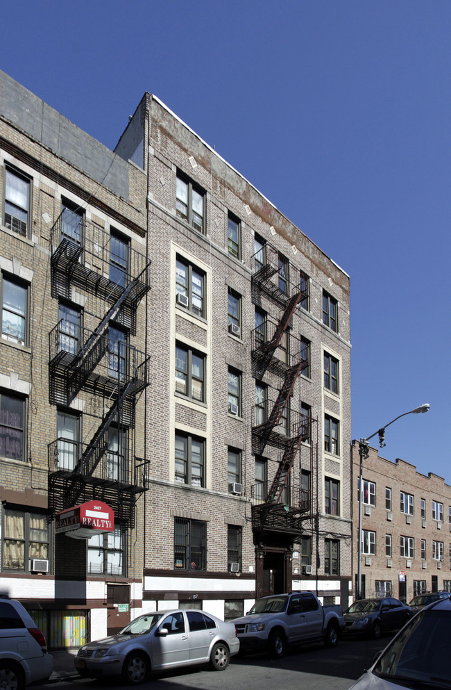 Little Italy in Bronx, NY - Foto de edificio - Building Photo