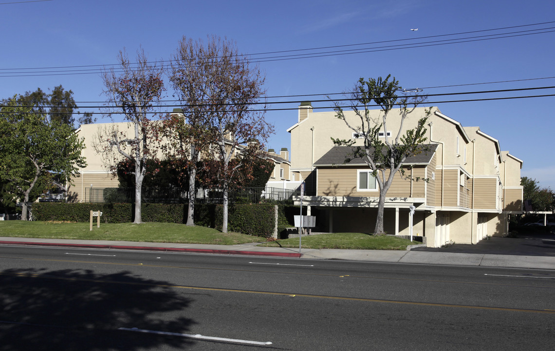 290 E Victoria St in Costa Mesa, CA - Foto de edificio