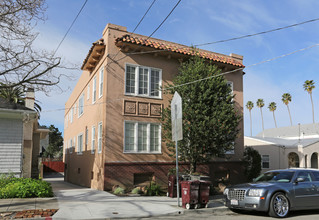 921 E 28th St in Oakland, CA - Foto de edificio - Building Photo