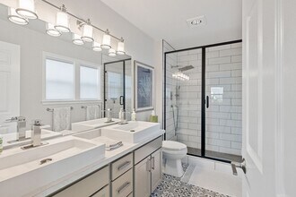 250 Jackson Creek Dr in Jacksonville, OR - Building Photo - Building Photo