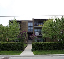 7 Meadowbrook Rd in Toronto, ON - Building Photo