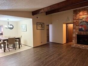 907 E Meadowmere Ln in Austin, TX - Building Photo - Building Photo