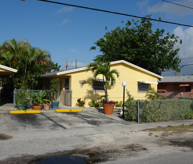 1901 Lee St in Hollywood, FL - Building Photo - Building Photo