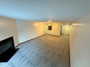 5615 Baronswood Cir, Unit 204 in Toledo, OH - Building Photo - Building Photo