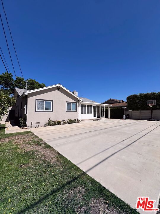 16270 Kalisher St in Los Angeles, CA - Building Photo - Building Photo
