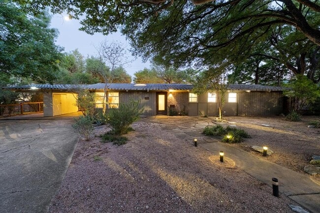 2301 Westway Cir in Austin, TX - Building Photo - Building Photo