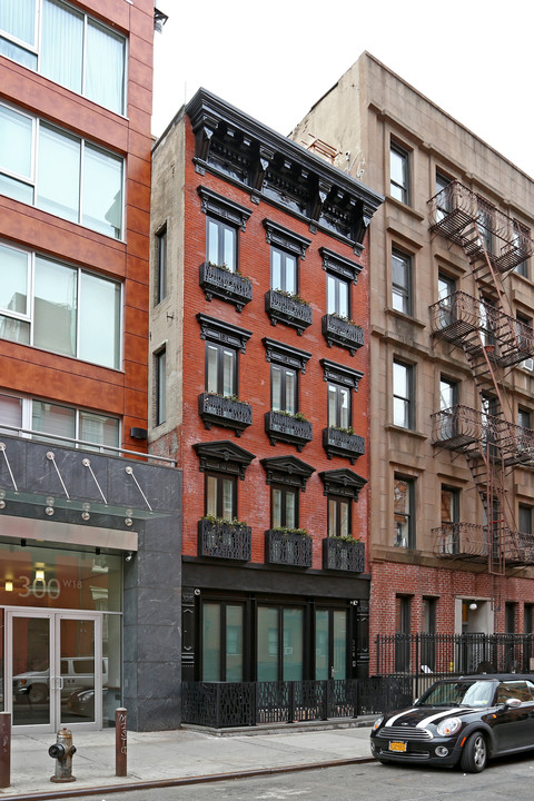 304 W 18th St in New York, NY - Building Photo