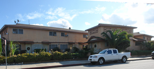 Yucca Palms in Covina, CA - Foto de edificio - Building Photo