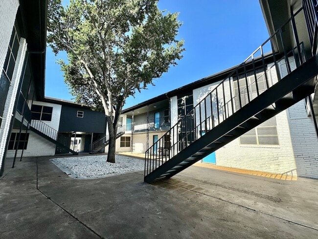 The Monark Apartments in McAllen, TX - Building Photo - Building Photo