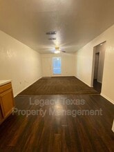 1112 Williams Ave in Cleburne, TX - Building Photo - Building Photo