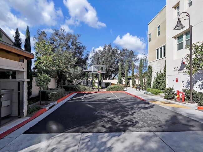 1452 N Harbor Blvd in Santa Ana, CA - Building Photo - Building Photo
