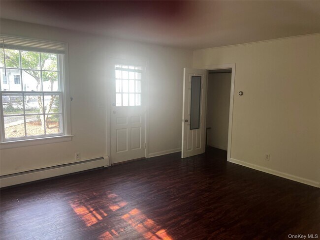 14 Oyster Bay Road in Locust Valley, NY - Building Photo - Building Photo