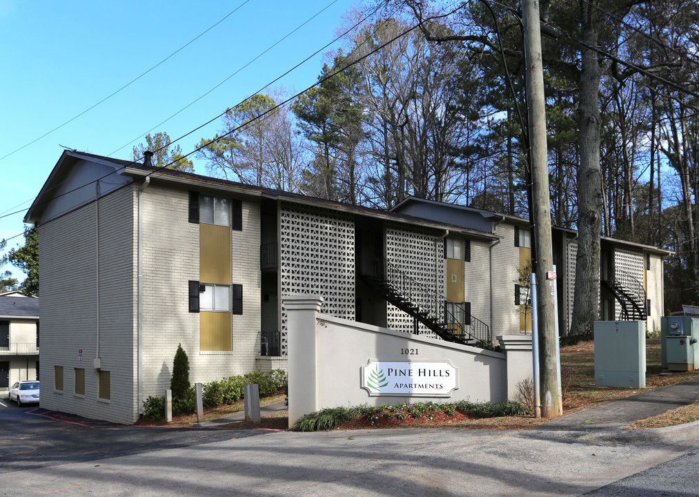 Pine Hills in Smyrna, GA - Foto de edificio