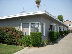 9711-9717 Salt Lake Ave in South Gate, CA - Building Photo - Building Photo