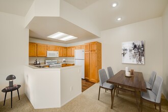 Arroyo Villa Apartments in Thousand Oaks, CA - Building Photo - Building Photo