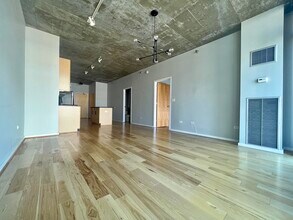 321 S Sangamon St, Unit 509 in Chicago, IL - Foto de edificio - Building Photo