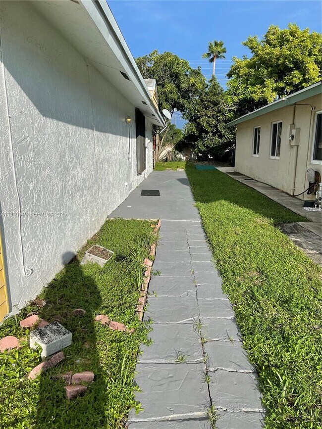 1234 SW 71st Terrace in North Lauderdale, FL - Building Photo - Building Photo
