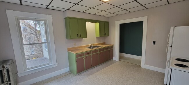 47 Pine St, Unit 49 Pine 2nd Floor Left#8 in Laconia, NH - Building Photo - Building Photo