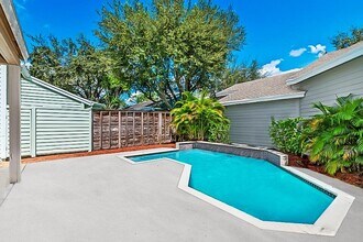 1050 Aviary Rd in Wellington, FL - Building Photo - Building Photo