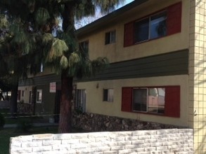 The Pines Apartments in Bakersfield, CA - Foto de edificio - Building Photo