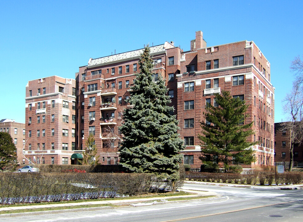 Shore Road Plaza in New Rochelle, NY - Building Photo