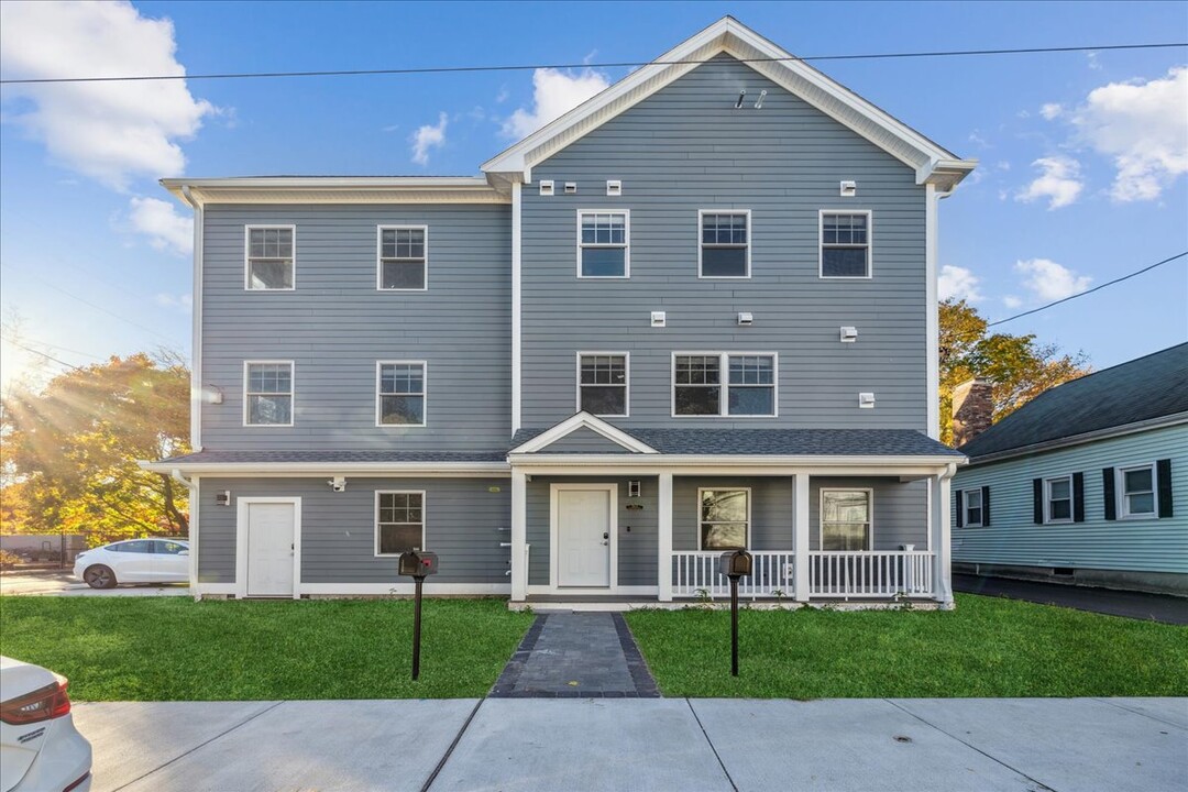 54 Central St, Unit 1 in Waltham, MA - Foto de edificio