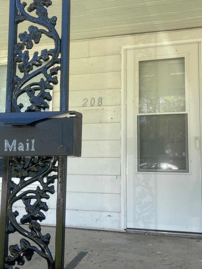 208 E Reed St in Benton, IL - Building Photo - Building Photo