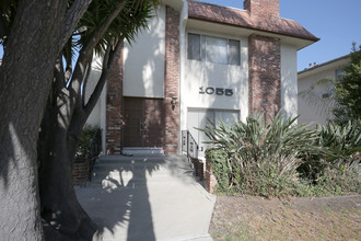 1055 S Holt Ave in Los Angeles, CA - Building Photo - Building Photo