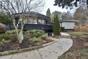 1352 Nocturne Ct in Mississauga, ON - Building Photo