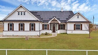 8138 Dollar Ln in Benbrook, TX - Building Photo