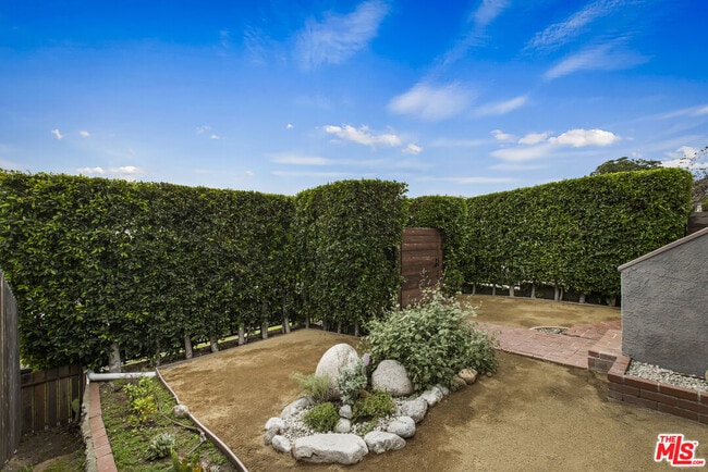 5215 Almaden Dr in Los Angeles, CA - Building Photo - Building Photo