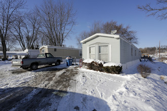 Cloverleaf Village in Moline, IL - Building Photo - Building Photo