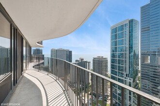 225 N Columbus Dr in Chicago, IL - Foto de edificio - Building Photo