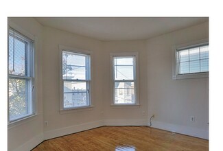 40 Calvin St, Unit 03 in Somerville, MA - Foto de edificio - Building Photo