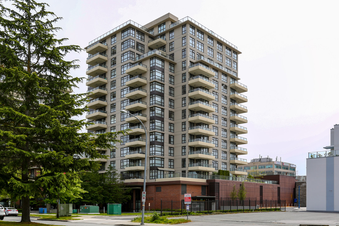 8180 Lansdowne Rd in Richmond, BC - Building Photo