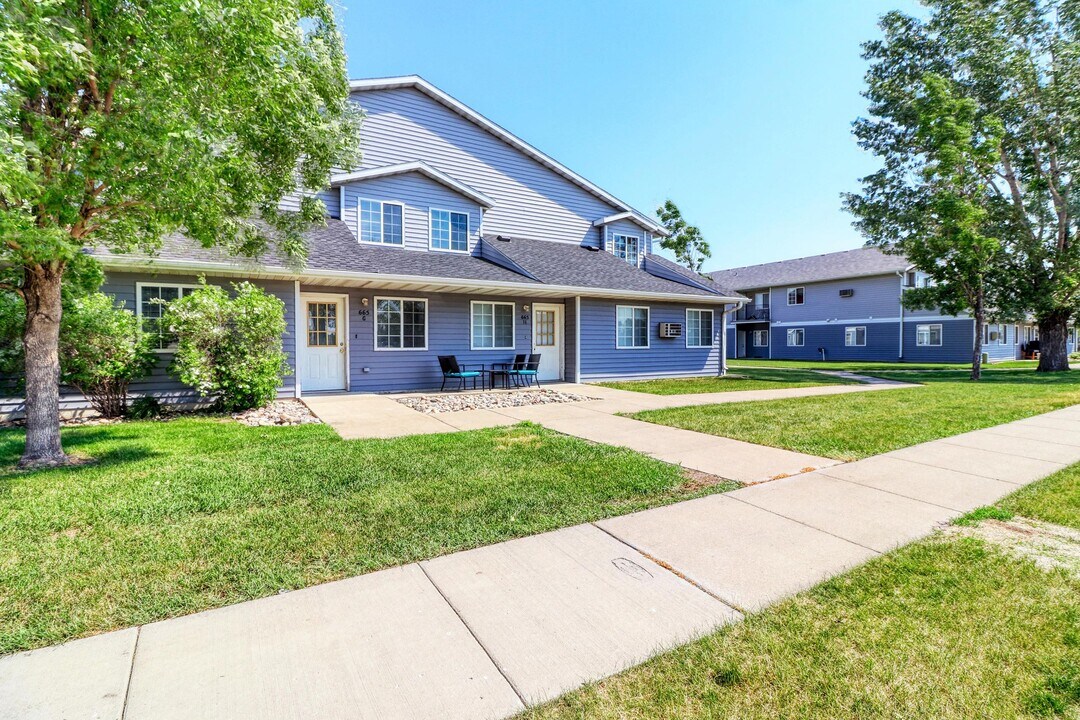 Foxboro Court in West Fargo, ND - Building Photo