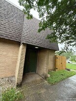 223 Sprucewood Ln in San Antonio, TX - Building Photo