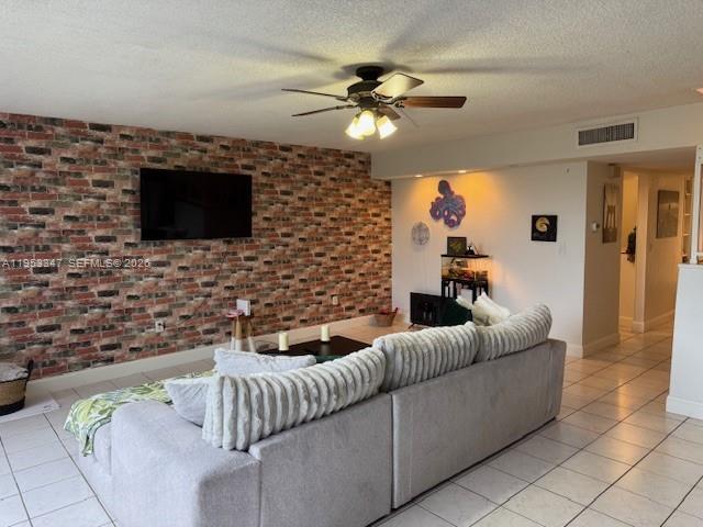 8401 W Sample Rd in Coral Springs, FL - Foto de edificio - Building Photo