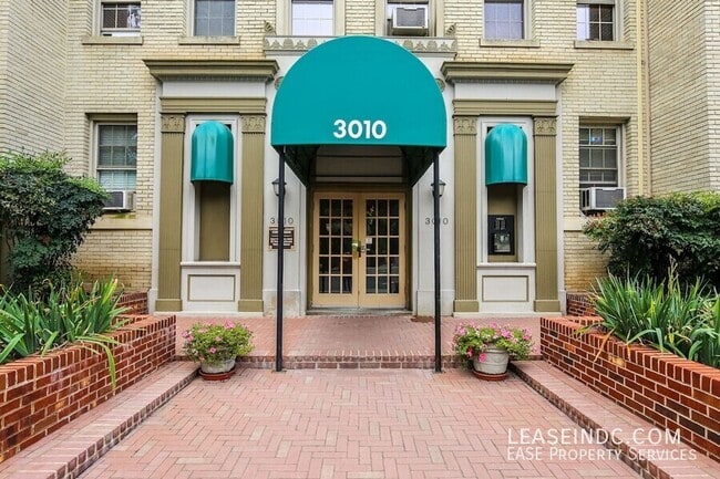 3010 Wisconsin Ave NW in Washington, DC - Building Photo - Building Photo