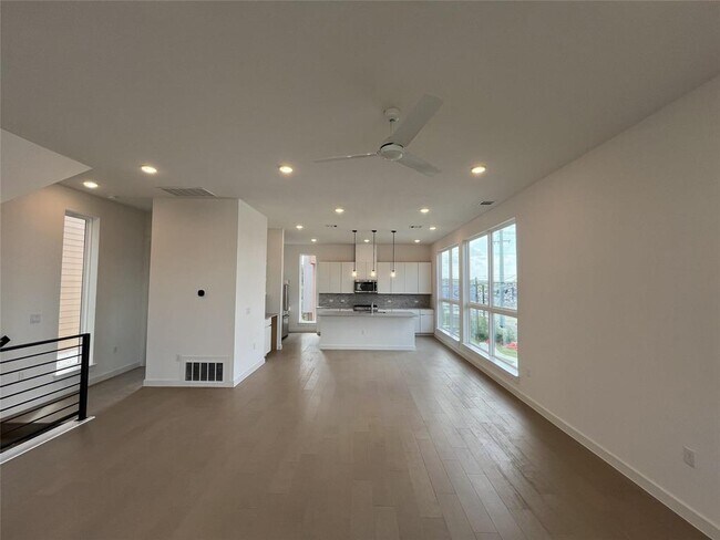 6819 Wolfcreek Pass in Austin, TX - Building Photo - Building Photo