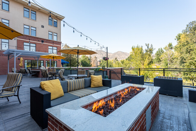 Clear Creek Commons in Golden, CO - Foto de edificio - Building Photo