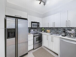 1018 Meridian Ave in Miami Beach, FL - Building Photo - Building Photo