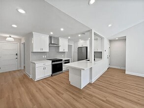 5742 Ludington Dr in Houston, TX - Building Photo - Building Photo