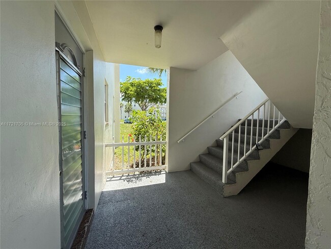8300 Sunrise Lakes Blvd in Sunrise, FL - Building Photo - Building Photo