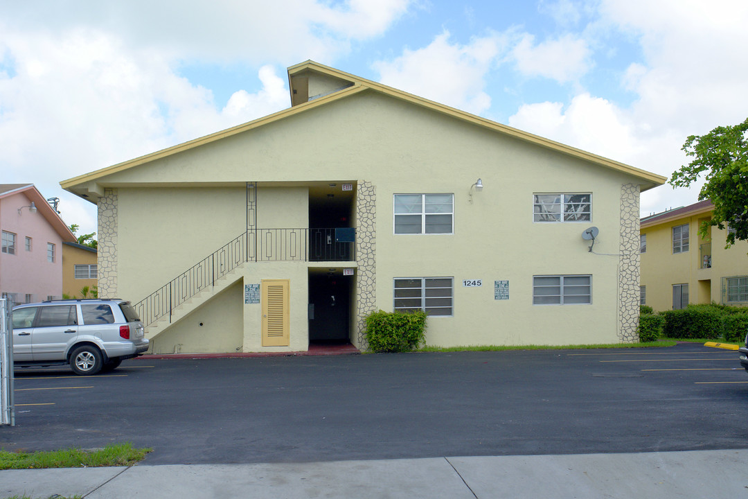 1245 W 38th St in Hialeah, FL - Building Photo