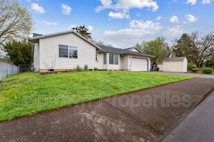 5240 SE 63rd Ave in Portland, OR - Building Photo