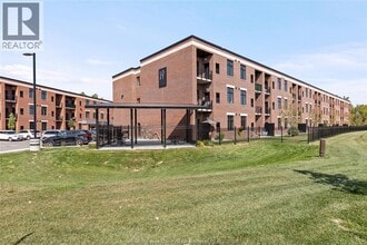 3180 Meadowbrook Ln in Windsor, ON - Building Photo - Building Photo