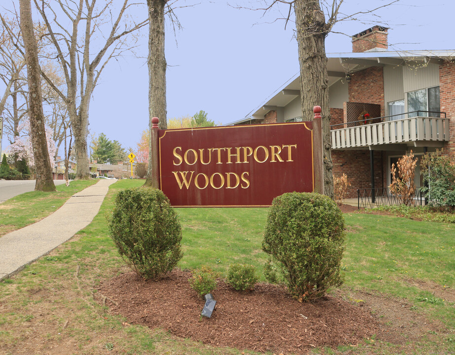 106 Southport Woods Drive in Fairfield, CT - Building Photo
