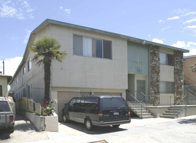 1576 Locust Ave in Long Beach, CA - Foto de edificio - Building Photo