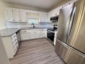 1708 NE Stonewood Dr in Lee's Summit, MO - Building Photo - Building Photo